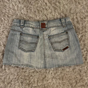 Jeanskjol - Jättesnygg jeanskjol som tyvärr är för liten för mig💕 jag har själv klippt av jeanskjolen så att den skulle bli kortare🥰