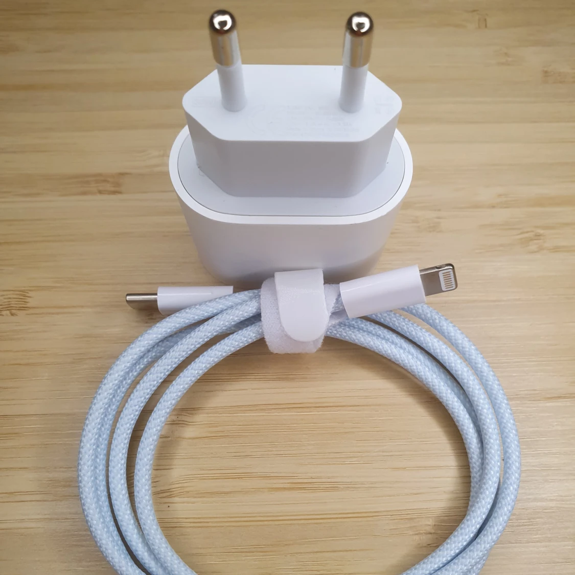 Vit laddare med flätad kabel, XTW Lightning Quick Charging Set, 30W Charger and 33W 1m Lightning Cable