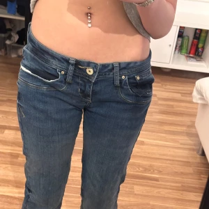 Blå jeans från LTB - Kollar intresset på Ltb Valerie! Kollar nu intresset på mina väldigt lågmidjade byxor från ltb! Dom är i stl 32/25. Då dom ej kommit mycket till användning så är dom som helt nya🩷