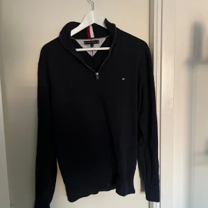 Mörkblå zip tröja från Tommy hilfiger! - Snygg svart tröja från Tommy hilfiger! Tröjan är oanvänd och är i strl M. Hör av er vid frågor!