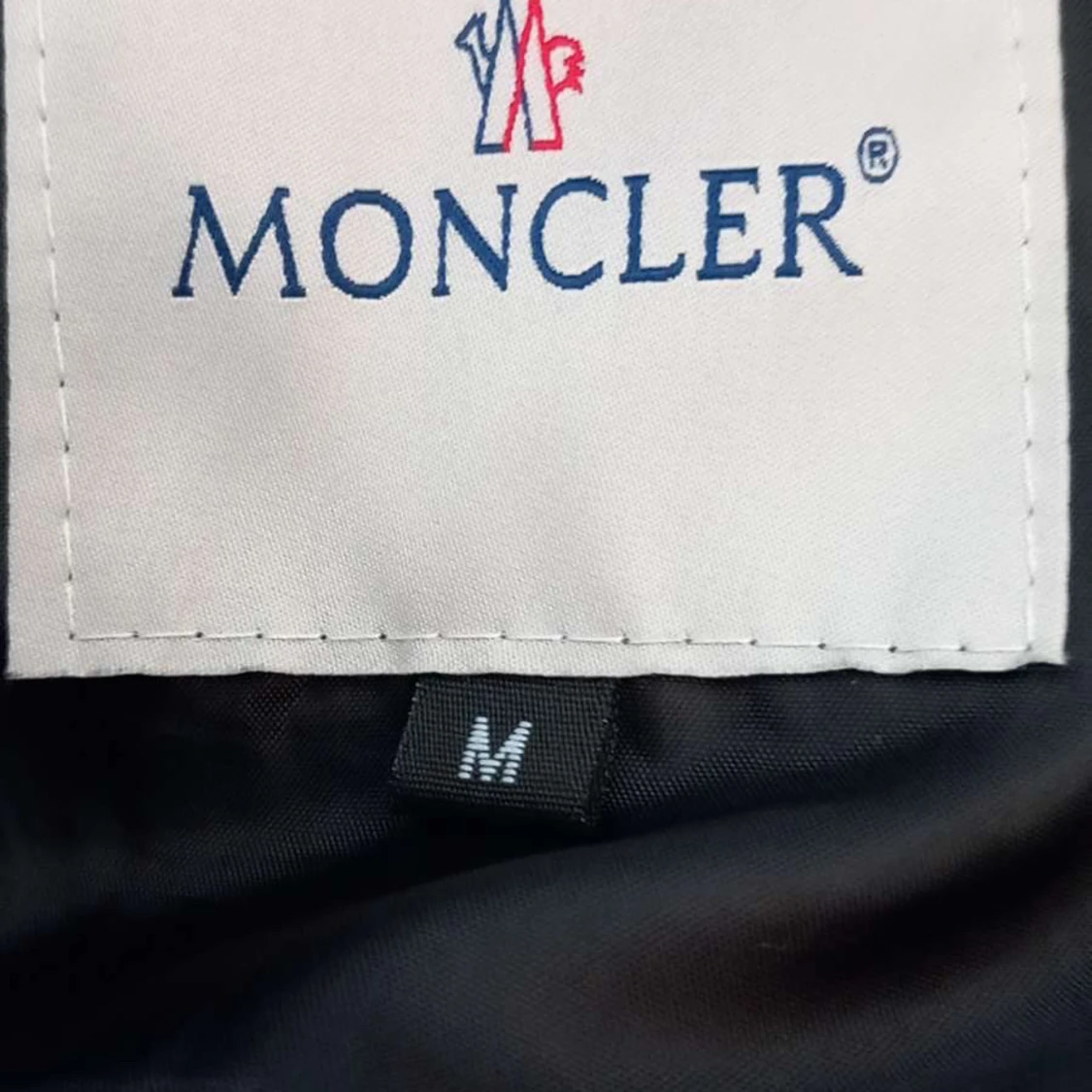 Svart pufferjacka från Moncler - 2