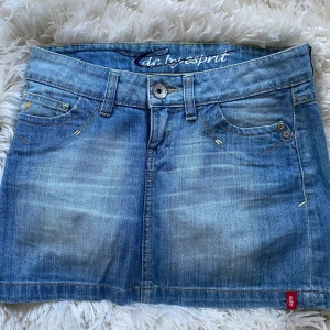 jeanskjol🩵🩵 - säljer denna såå snygga jeans kjolen som tyvärr är för stor för mig❣️väldigt bra skick🙌midjemått=41, längd=34    tryck gärna på köp nu!