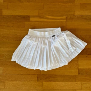 Tenniskjol stronger  - Snygg tenniskjol från Stronger med inbyggda shorts! Endast använd o tvättad en gång 🫶🏼köptes för 599.