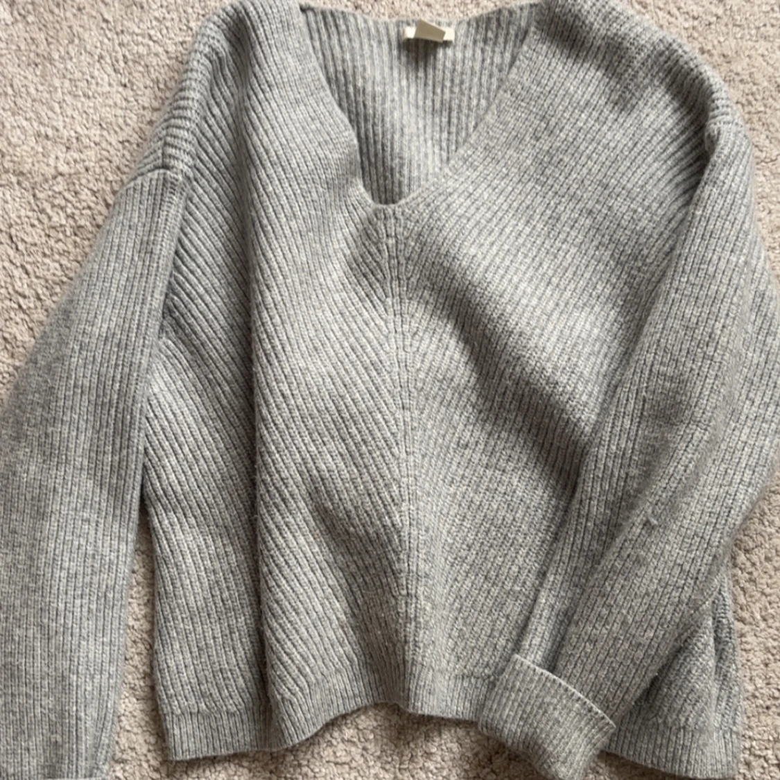 Grå stickad tröja med v-ringning - 3