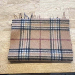 Burberry Liknande halsduk  - En Burberry liknande halsduk från Amanda Christensen i 100% ull. Köpt för ett år sedan på Care of Carl för ca 700 kr. Har dock inte kommit till mycket användning, skicket är som nytt. Skriv vid funderingar📈🤩