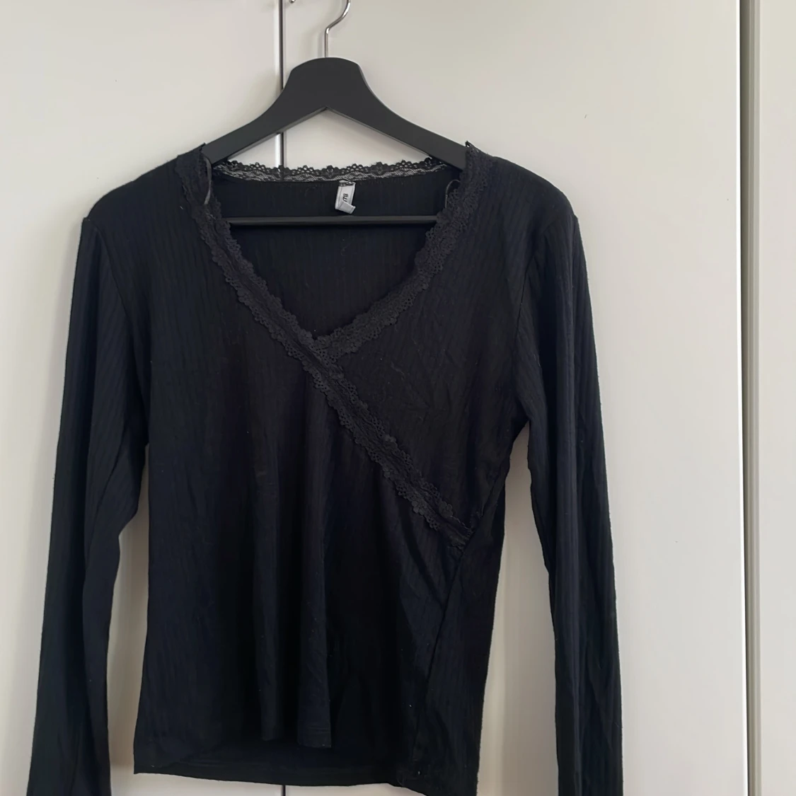 Svart långärmad topp med spetsdetaljer