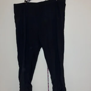 Caprit - Naisten ihanat mustat caprit, nilkoissa kiva ommel yksityiskohta. Koko XXL. Kissatalous MMM Mikäli hinta ei miellytä tarjoa rohkeasti!! Katsothan myös muut ilmoitukseni!!