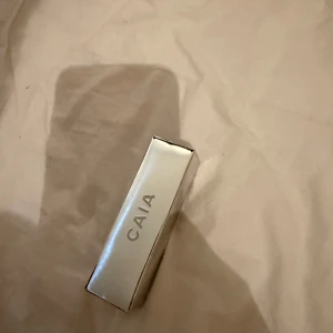 Caia bb stick - Säljer min helt oanvända och oöppnade Caia BB stick i färgen 60W. 