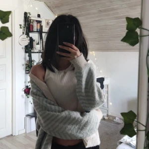 Mysig kofta🥰 - Perfekt för kyliga dagar när du vill ha något bekvämt och superfint. Str M men jag använder str XS och den passar jätte bra på mig. Den blir oversized vilket jag tycker e jätte fint. Skriv för mer info ❤️