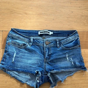 Blå jeansshorts från Noisy May - Säljer ett par snygga blå jeansshorts från Noisy May. De har en lågmidjad passform och slitna detaljer för en trendig look. Perfekta för sommardagar! 🩳💙stretchiga 