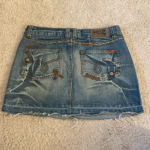 Jeanskjol - Lågmidjad jeanskjol från object💕 midjemåttet är ca 37,5 och längden är 33💕 Säljer pga att den tyvärr inte passa mig💕