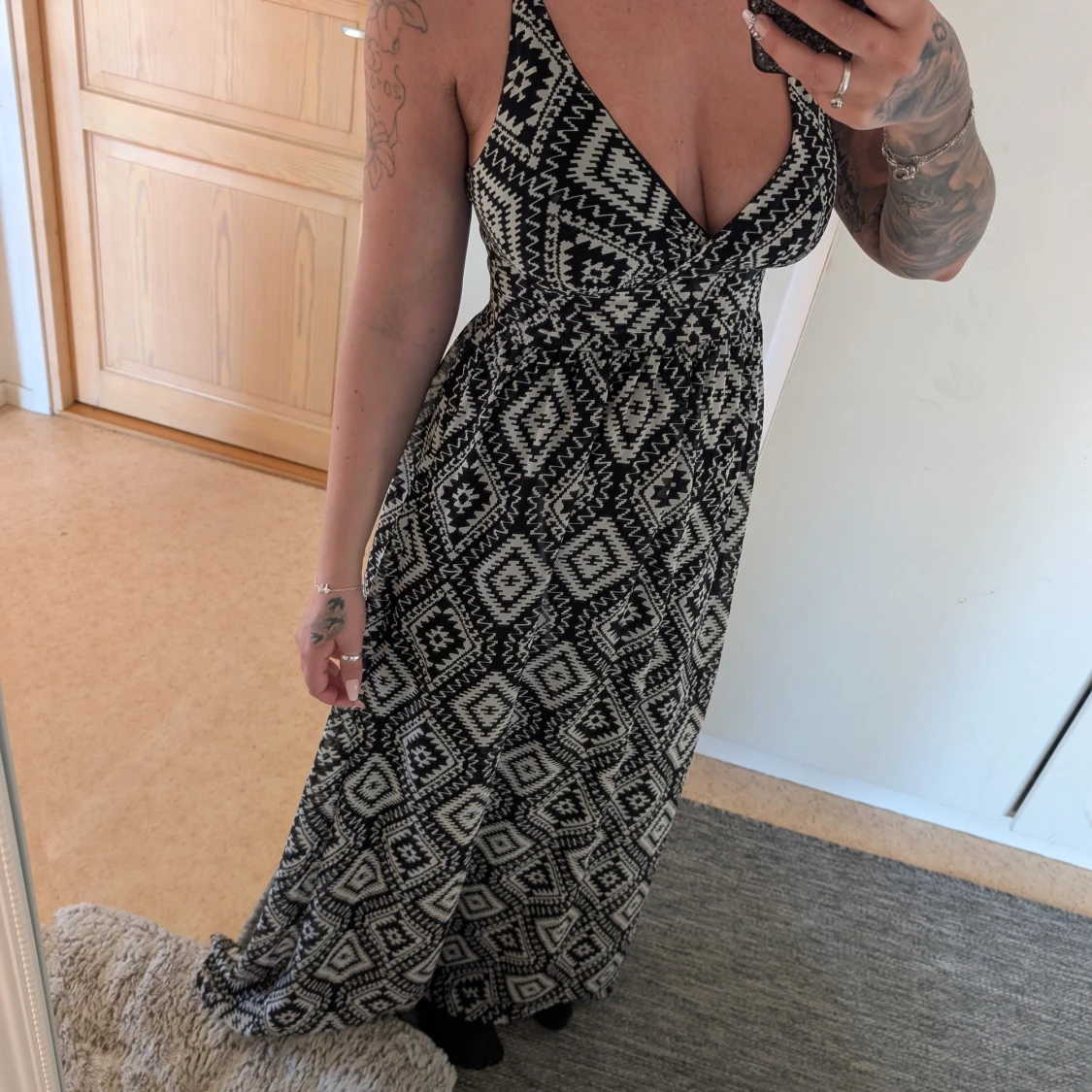 Svartvit mönstrad långklänning