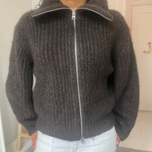 Brun stickad kofta med dragkedja - Helt ny från weekday med prislappen kvar! Säljer då jag beställde hem fel storlek, nypris 700kr💖