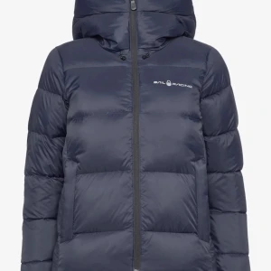 Sail racing jacka - Säljer den här sail racing jackan i Stl small! Marinblå och bra skick trots att den är använd en vinter💕 (på bild 2 är det spegeln som är smutsig inte jackan)