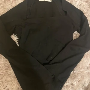 Svart långärmad topp från NA-KD - Säljer denna superfina svarta långärmade, den har lång vida armar med en kvadratisk urringning, typ oanvänd 💘🙌