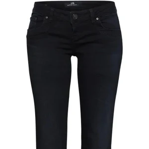 Svarta jeans från LTB - Nattblå ltb jeans som är jättefina!! Säljer därför att de börjar bli för korta💗 De är använda få gånger och är tvättade högst 1 gång