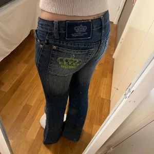 Victoria Beckham jeans - Jättesnygga Victoria Beckham jeans i storlek 26 i fint skick! Säljer pga att de har blivit för små för mig i midjan som ni kan se i andra bilden. Midjemått: 37cm rakt över och Innerbenslängd: 70 cm 💕