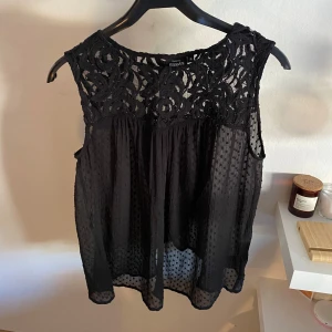 Svart ärmlös blus med spetsdetaljer - Superfin blus som är ganska så genomskinlig men annars jättefin!!🫶🏻