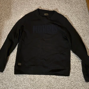 Mörkblå sweatshirt från Morris - Snygg mörkblå sweatshirt från Morris med textdetalj på bröstet. Perfekt för en stilren outfit