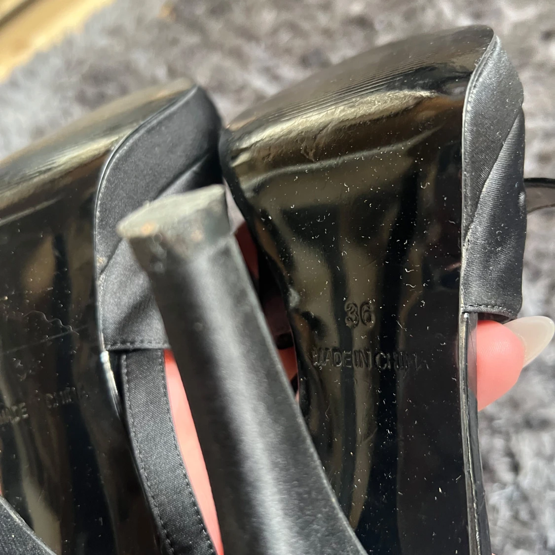 Svarta klackskor med rosett från Carvela - 4