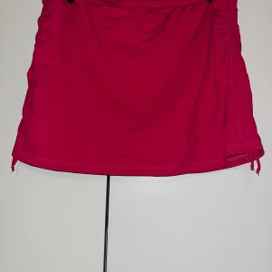 Uimahame - Ihana vaaleanpunainen uimahame. Koko 40. Kissatalous MMM, lisätietoja saa kysymällä Katsothan myös muut ilmoitukseni Mikäli hinta ei miellytä tarjoa rohkeasti