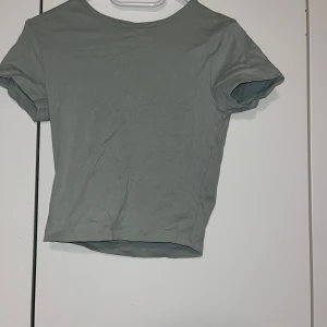 T-paita - Ihana vihreä lyhyenmallinen t-paita. Pesulappu leikattu irti. Pariin otteeseen käytetty. Koko S. Kissatalous MMM, lisätietoja saa kysymällä Katsothan myös muut ilmoitukseni Mikäli hinta ei miellytä tarjoa rohkeasti!