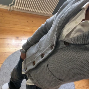 Stickad cardigan  - Säljer en stickad cardigan från selected homme i storlek XS men passar även S. Skick - mycket bra!