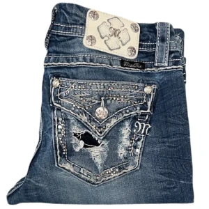 Miss Me jeans - Miss Me jeans Straight fit. W28 [Ytterbenslängd 102cm] [Innerbenslängd 81cm] [Midja 41cm] [Benöppning 19cm]
