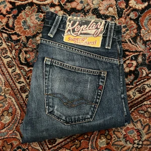 Replay jeans! - Sjukt feta jeans från replay! Dessa har en riktigt snygg wash och unik bak lapp. Passformen ser du på sista bilden. Midja:41cm längd:108cm!