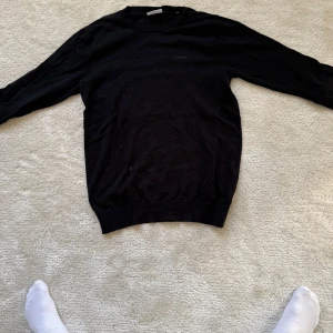 Svart tröja från Lindbergh - Säljer en stilren svart tröja från Lindbergh med relaxed fit. Perfekt för en avslappnad look. Tröjan har långa ärmar och är tillverkad i ett mjukt material. Storlek S