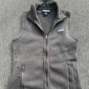Svart fleeceväst från Patagonia - Säljer en svart fleeceväst från Patagonien . Den är i jätte fint skick och är i storlek M men passar som S. Ifall du har några funderingar är det bara att höra av sig MVH William. 