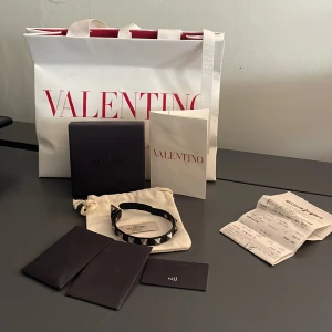 Svart armband med nitar från Valentino - Snyggt svart armband från Valentino. Skick 8/10 och får med allt og✅ Bara att skriva vid frågor och funderingar🔥