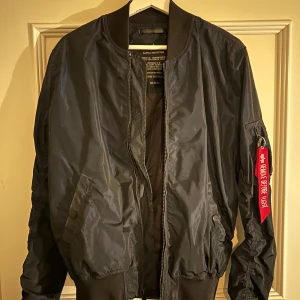 Alpha Industries MA-1 Bomberjacka M - Stilren Alpha Industries bomberjacka perfekt nu till våren. Inga märken eller defekter, fint skick. Hänger bara i garderoben. Nypris: 1579:- 