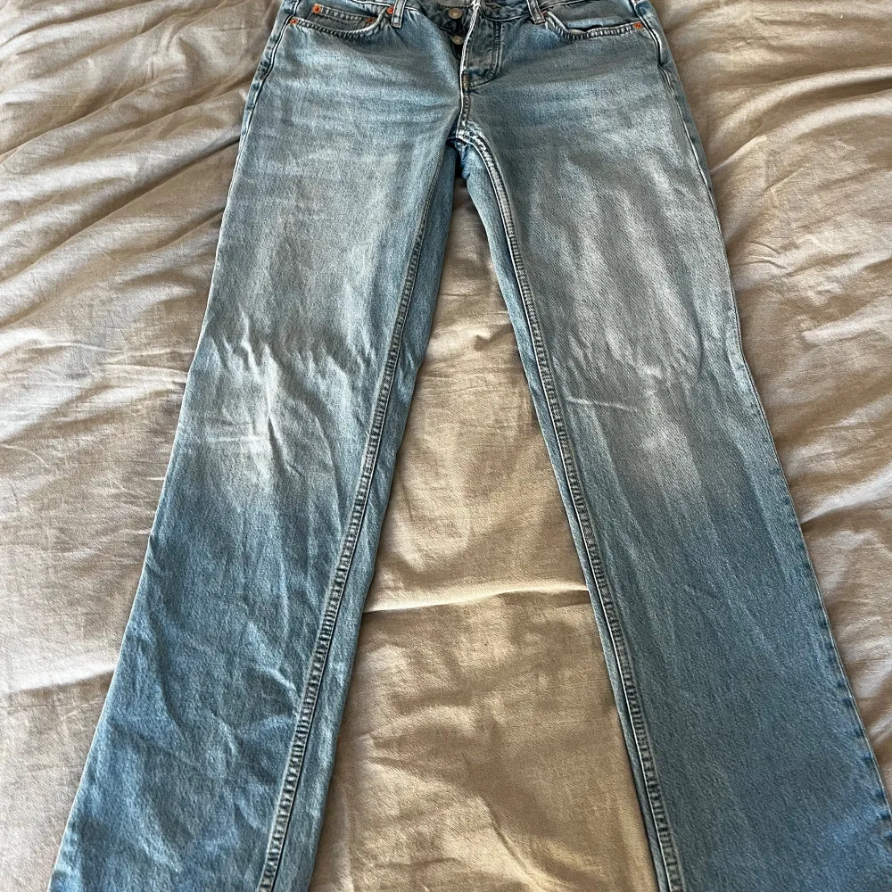 Blå jeans i rak passform och modell ”icon”.🩷. Farkut & Housut.