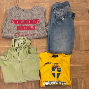 Klädpaket i stl. XS! Superfint! - Klädpaket i XS! Innehåll: Snygga blå jeans med en klassisk straight fit. De har en traditionell femficksdesign och en bekväm passform. Gul T-shirt från landslagets fotbollsskola. Grå melerad långärmad tröja med rosa tryck. Grön velour hoodie med dragkedja, superskön!  