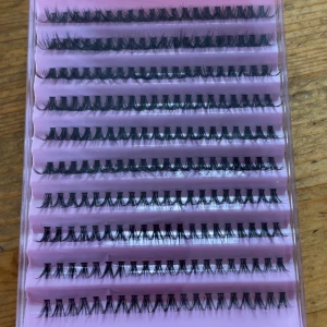 Svarta individuella lösögonfransar - Säljer 4 olika fransar då jag inte tyckte dom passade mig. Säljer alla 4 i samma.