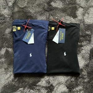 Polo t-shirt - Säljer 2 polo Ralph lauren T-shirts i storlek M . Tags medföljer. Båda är i nyskick och är knappt använda då dom var lite små för mig. Båda ingår i köpet, men går att köpa separat för 400kr st. Mitt pris är 850kr. Hör av er vid frågor.Mvh Viktor😊