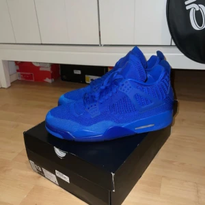 Jordan 4 Retro Flyknit ”Hyper Royal” - Ett mycket sällsynt par Jordan 4’s. På insidan av skon, är det läder och utsidan är stickad och väldigt bekväm.  Massor med detaljer över hela skon, nytt skick, storlek 47,5.  Har inte lyckats ett annat par online än detta jag har med det här skicket och storleken. Dem är lite mörkare i verkligheten, hade blixt på för att man ska se alla detaljer. Mitt pris är 6750kr Kan inte lägga upp flera bilder här så, om det behövs och så då är det bara att höra av sig privat.