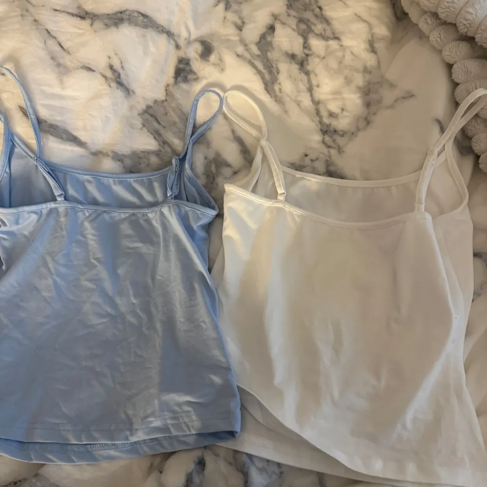 Säljer två linnen från SHEIN, mycket skönt material och aldrig använda💞🙂. Yläosat.