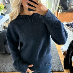 Stickad hoodie - Stickad hoodie från gina young (passar bra till en 175 cm lång tjej). Fint skick 