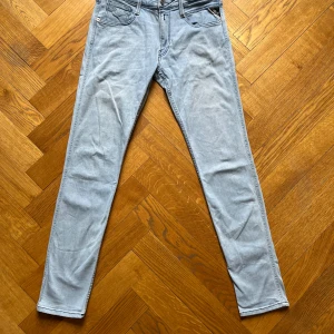 Replay anbass - Stilrena anbass (slim fit) i en skön ljusblå färg 🩵| Waist: 30📏 | Length: 32 📏| Fraktar så snabbt som möjligt inom 1-2 dagar via PostNord eller Instabox 📬📮|