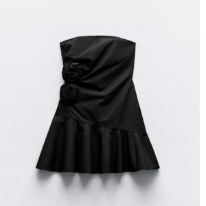 Svart axelbandslös klänning - Söt klänning utan band från Zara som aldrig använts med lapp kvar. Köpte för 399