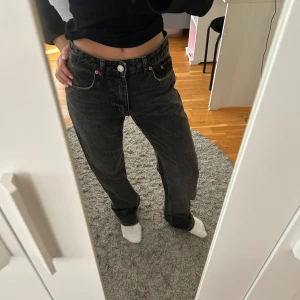 Raka jeans med medelhög midja - Snygga jeans som passar till allt, använda ett fåtal gånger❣️