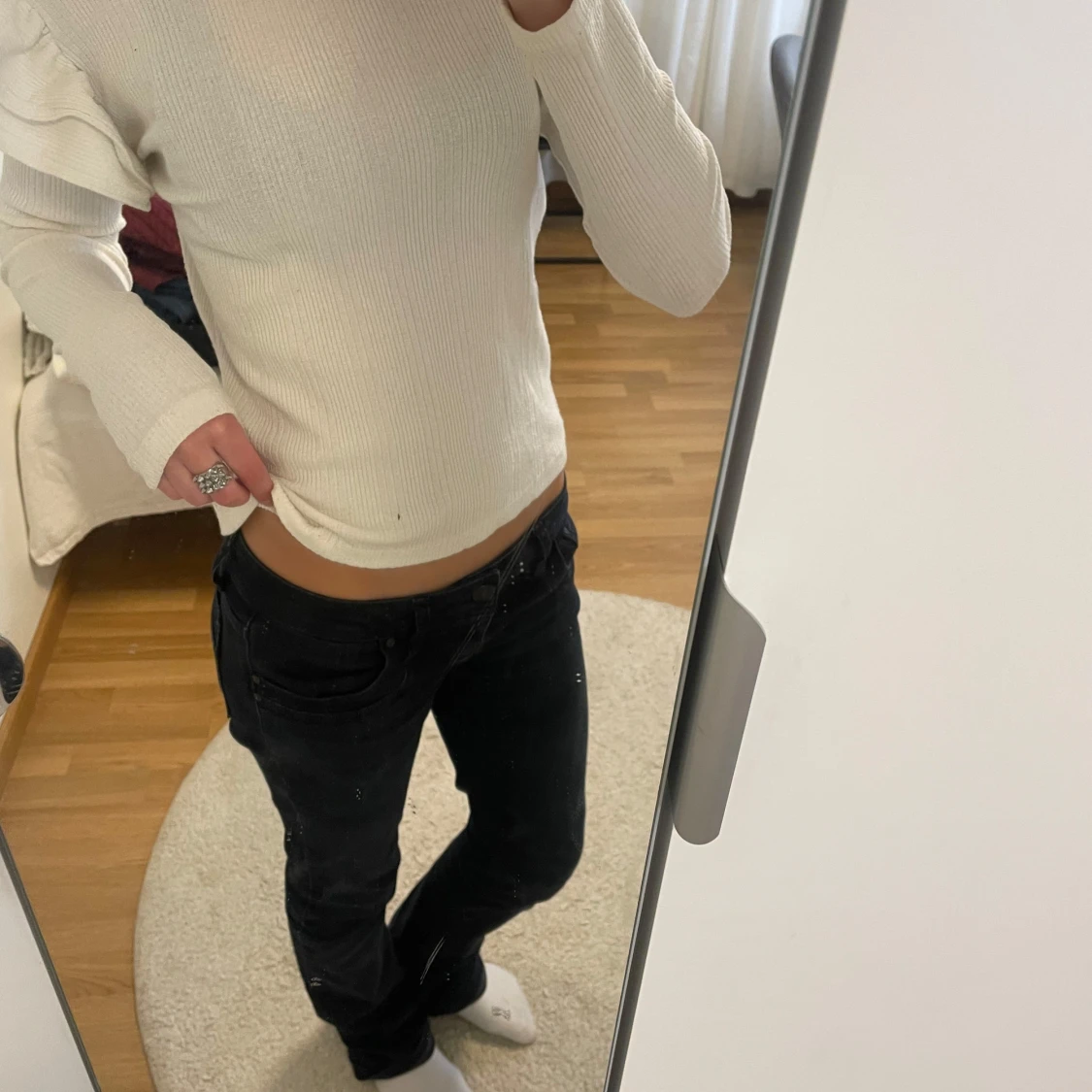 Vit ribbad tröja med volangdetaljer