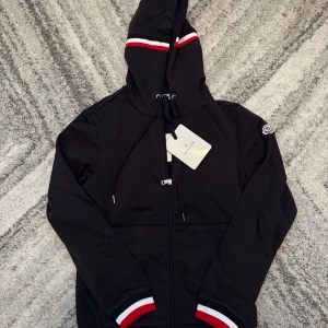 Moncler Maglia zip hoodie - Helt ny hoodie som finns i storlek M bara Hör av er vid frågor