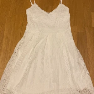 Vit spetsklänning - Vit spetsklänning perfekt till sommarn, använt en gång, säljer för att den är lite för stor💗
