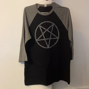 T-shirt med pentagram - Svart och grå boxig tröja med ett pentagram. Stor S/M 