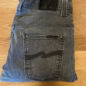 Nudie jeans - Tjena! Säljer dessa feta jeans nu för att dom har blivit för små. Inga defekter, W30 L32. Inga defekter. Hör av dig vid minsta fråga. Pris kan diskuteras vid snabb affär!😃👍🏼