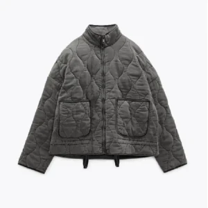 Grå quiltad jacka - Säljer den populära grå quiltad jackan från Zara. Köpt på plick förra året, bra kvalitet och inga defekter. Skriv gärna innan direkt köp!!🩷