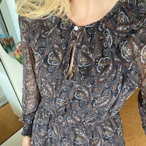 Miniklänning - Fin miniklänning i paisleymönster med lång ärm! Aldrig använd med prislappen kvar. Nypris 419. Från mango❤️